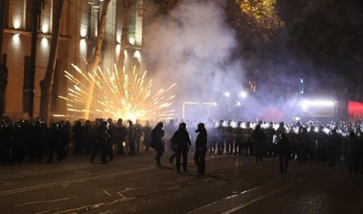 Gürcistan'da göstericilerin eylemlerine polis müdahalesi