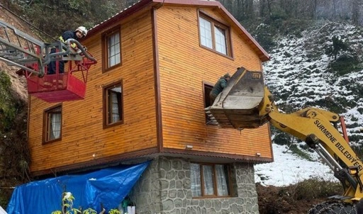 Heyelan sonucu mahsur kaldılar: Trabzon'da bir çift iş makinesiyle evden çıkarıldı