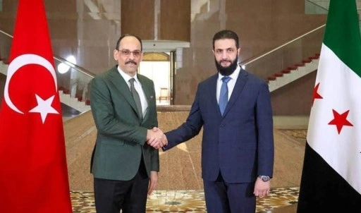 İbrahim Kalın'ın önünde poz verdiği 'Türk Bayrağı' tartışma yarattı