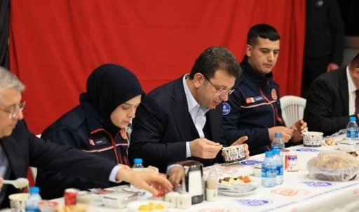 İmamoğlu iftarını itfaiyecilerle açtı: ‘En mühim zamanlardan bir tanesini yaşıyoruz’