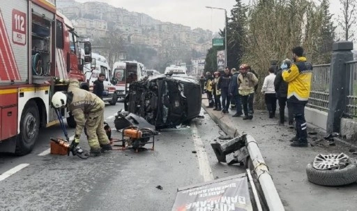 İstanbul'da direksiyon başında fenalaşan sürücü direğe çarptı!