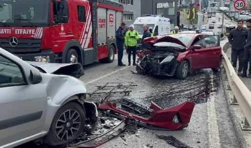 İstanbul'da feci kaza: İki otomobil kafa kafaya çarpıştı!