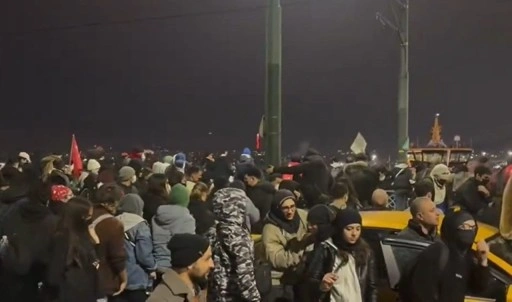 İstanbul'da öğrencilerden Galata Köprüsü'nde oturma eylemi