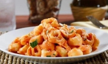 İtalyan mutfağından sofralarınıza gelen pratik lezzet: Domates soslu tortellini tarifi...