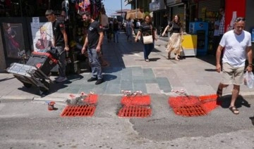 İzmir'de 2 kişinin elektrik akımına kapılarak öldüğü sokakta mazgallar kırmızıya boyandı