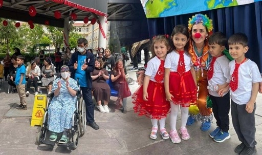 İzmir'de duygulandıran anlar... Öğrencilerden, hastanede tedavi gören çocuklara '23 Nisan&