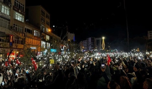 İzmirli öğrencilerden İmamoğlu protestosu: 'Bu karanlığa teslim olmayacağız'