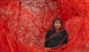 Japon sanatçı Chiharu Shiota’nın mekâna özel ürettiği yerleştirme İstanbul Modern’de görülebilir