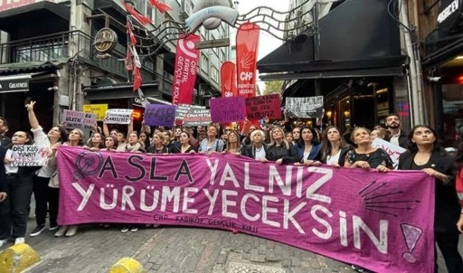 Kadıköy'deki kadına şiddet eyleminde 'hükümet istifa' sloganları