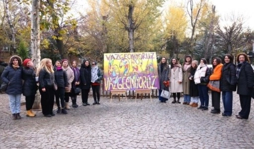 Kadınlar Kuğulu Park’ta mücadelelerini resmetti