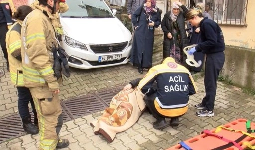 Kağıthane'de panik anları! Yokuştan kayan otomobil istinat duvarına çarptı: Sürücü yaralandı