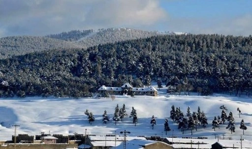 Kars'ta kar yerini soğuk havaya bıraktı