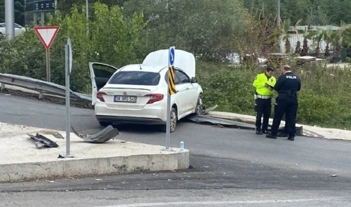 Kocaeli'nde feci kaza... Otomobil kaldırıma çıktı: Yaralılar var!