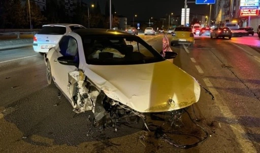 Kocaeli'nde feci kaza... Otomobilin motoru koptu: 2 yaralı