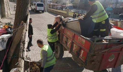 Komşuların şikayeti ekipleri harekete geçirdi: Kötü koku gelen evden 1 traktör atık malzeme çıktı