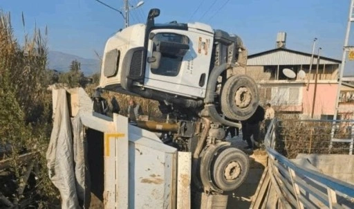 Köprü çöktü, kamyon dereye düştü! Şoför şans eseri kurtuldu