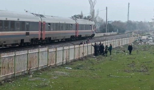 Manisa'da yolcu treninin çarptığı kişi ağır yaralandı!