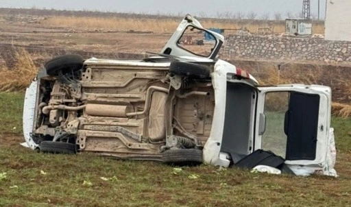 Mardin Kızıltepe'de ticari araç, tarlaya uçtu: 2 kişi yaşamını yitirdi, 4 yaralı