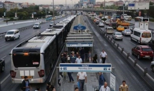 Metrobüs durağında dehşet anları! Havaya ateş açan şüpheli yakalandı