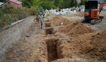 Mezarlar baraj nedeniyle sular altında kaldı: Yakınlarını 2. kez defnediyorlar