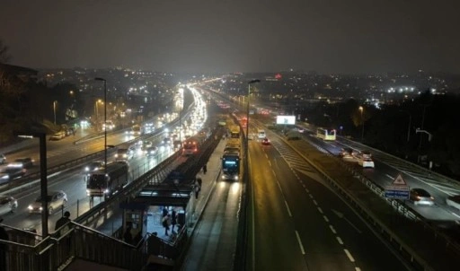 Milyonlarca öğrenci ders başı yapıyor: İstanbul’da sabah trafik yoğunluğu oluştu