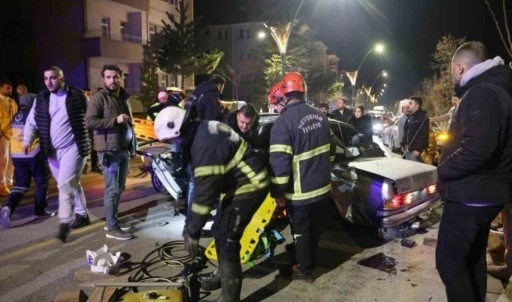 Nevşehir'de iki Mercedes birbirine girdi: Yaralıların yakınları ambulansa ve itfaiyeye saldırdı