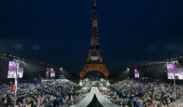 Olimpiyatlar, Paris’te yağan yağmurun altında nehirde konserlerle başladı