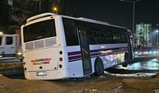 Özel halk otobüsü göçüğe düştü: 'Yer yarıldı da içine düştük'