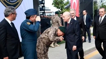Özel Harekat Başkanı Bahçeli’nin elini öptü!