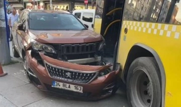 Park halindeki otomobile çarpan İETT otobüsü dükkana girdi