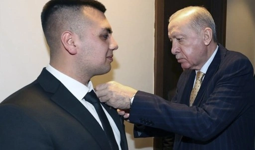 Recep Tayyip Erdoğan'a parti rozetini AKP'li Cumhurbaşkanı Recep Tayyip Erdoğan taktı