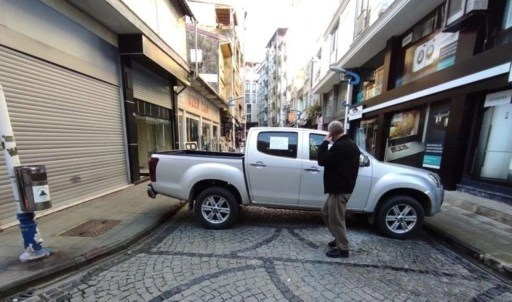 Esnaf, parkomat uygulamasına protesto için sokağı trafiğe kapatıp eylem yaptı 