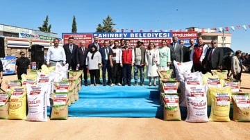 Şahinbey'den çiftçilere arpa, buğday ve gübre desteği