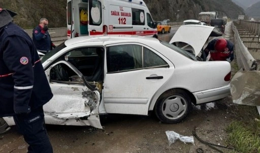 Sakarya'da bariyere çarpan aracın sürücüsü hayatını kaybetti