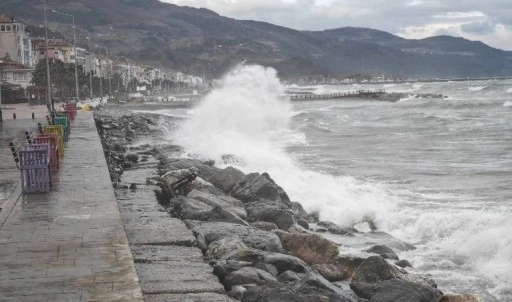 Samsun'da kuvvetli rüzgar... Denizde dalga boyu 2 metreye ulaştı!