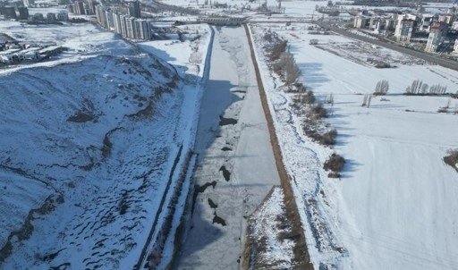 Sıcaklık eksi 23'ü gördü, Türkiye'nin en uzun nehri buz tuttu!