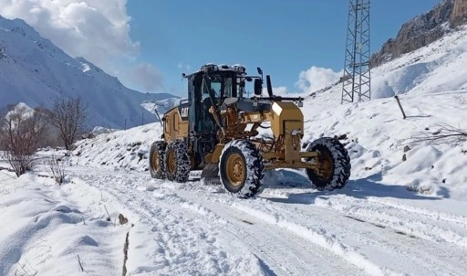 Şırnak'ta kardan kapanan 9 köy yolu ulaşıma açıldı