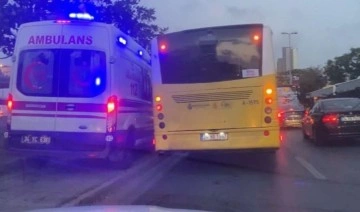 Şişli’de trafikte ilerleyemeyen ambulans kaldırımdan gitti