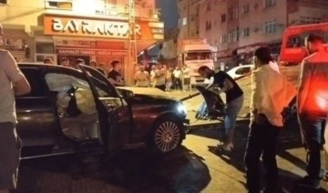 Sultanbeyli’de ters yönde ilerleyen otomobil seyir halindeki araca çarptı: 1'i ağır 2 yaralı