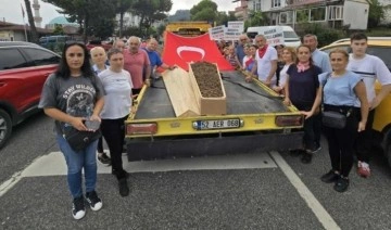 Tabuta fındık dolduran üretici, CHP'li Adıgüzel'in eylemine katıldı