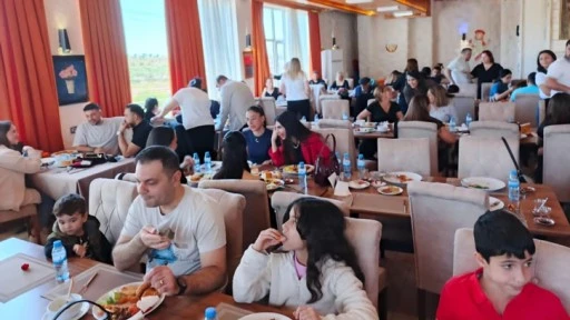 Tilkiler Köyü'nün mensupları kahvaltıda buluştu