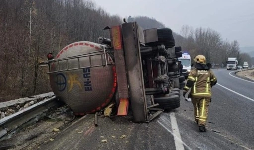 TIR devrildi: Sürücü öldü, asit dereye karıştı!