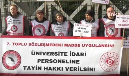 Üniversite idari personelleri tayin hakkı için Çalışma Bakanlığı önünde oturma eylemi yaptı