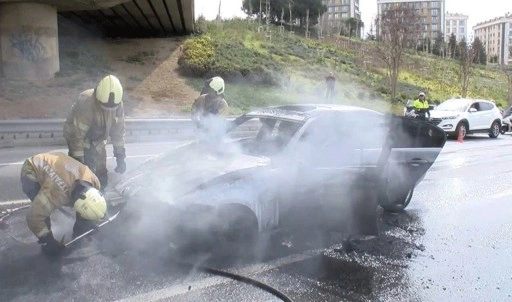 Üsküdar'da otomobil alev alev yandı: Yol trafiğe kapatıldı!