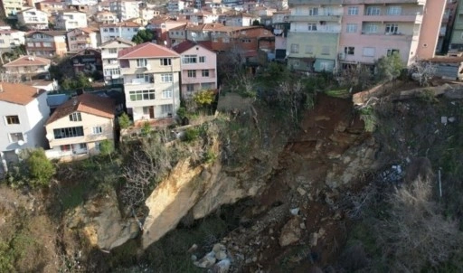 Üsküdar’da toprak kayması: Drone ile görüntülendi!