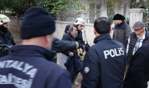 Uykusunda yangına yakalandı: Arka odaya kaçarak kurtuldu!