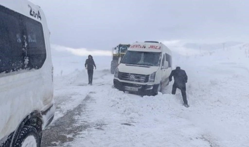 Van’da kar esareti... Tipide mahsur kaldılar!