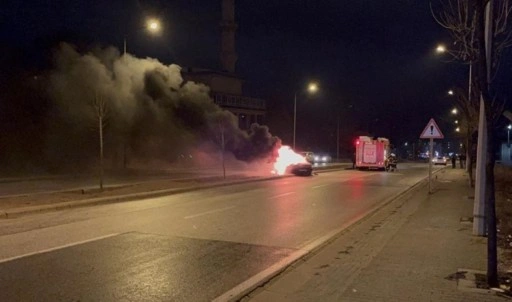 Yakıt aldıktan hemen sonra tutuşan aracından atladı, canını zor kurtardı