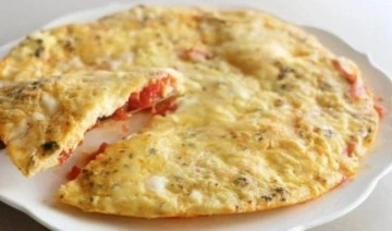 Yaz aylarının vazgeçilmez lezzeti: Domatesli kaşarlı omlet tarifi...