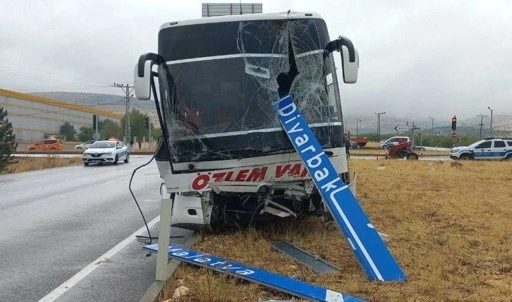 Yolcu otobüsüyle çarpışan traktör ikiye bölündü: 1 ölü, 1 yaralı